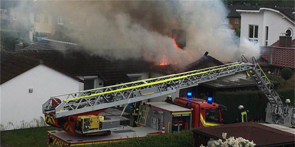Verheerender Bungalow-Brand in Dortmund: Brandursache steht fest Das Bild eines Anwohners zeigt, wie hoch die Flammen aus dem Dachstuhl des Hauses schlugen.