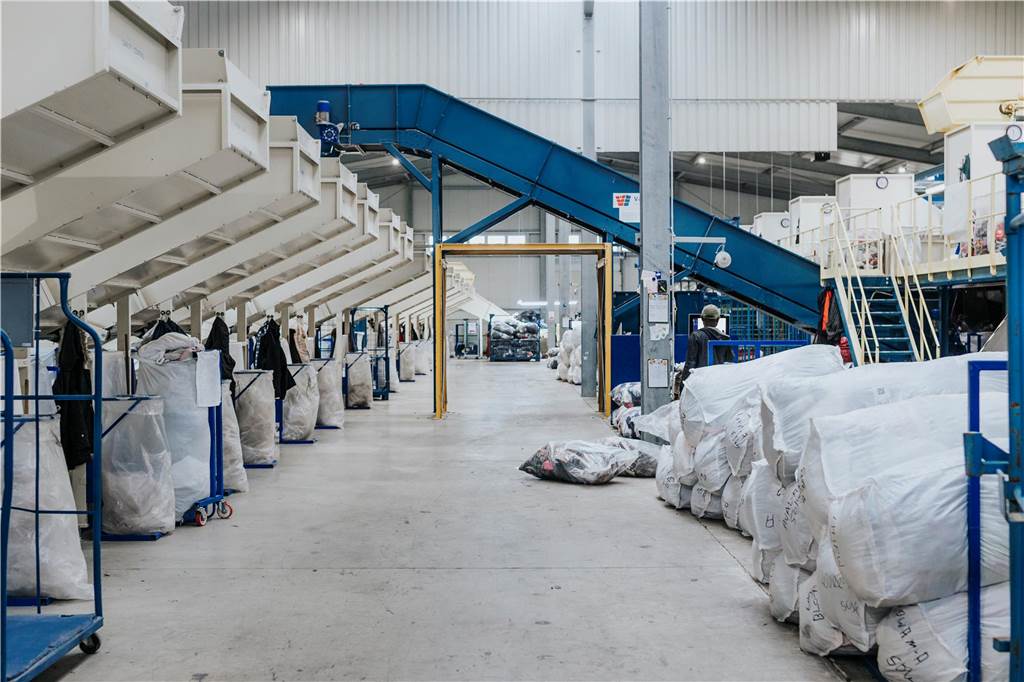 Textile Partnerschaft: H&M und Remondis-Gruppe gehen gemeinsamen Weg Das Bild gibt einen Einblick in die Retextil-Sortieranlage von Remondis in Polch (Rheinland-Pfalz).