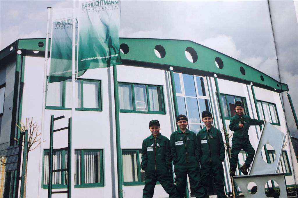 Familie baut Hallen: Schlichtmann und ein besonderes Geschäftsmodell Das Bild mit den fröhlichen Schlichtmann-Jungs hängt im Eingangsbereich der Firma.