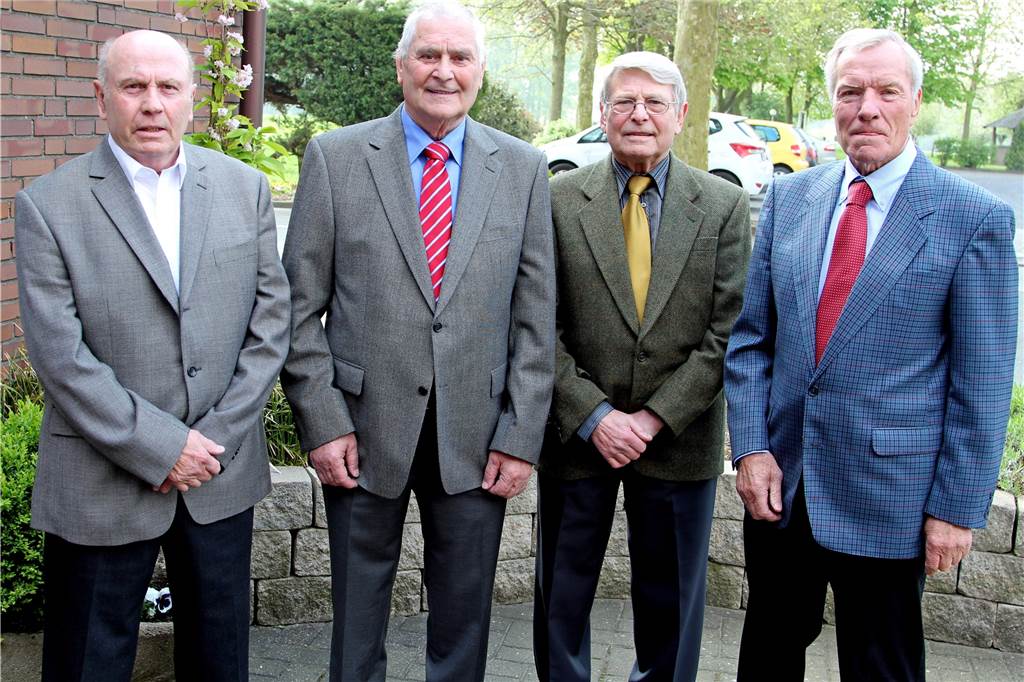 Trauer um Paul Jagusch - Held von Dortmund verstirbt mit 86 Jahren Das Bild stammt aus dem Jahre 2014: Westfalenmeister Karl „Kolle“ Mocek (2.v.l.) wurde 80. Die Mannschaftskameraden Gregor Strassel (l.), Friedbert Würz (2.v.r.) und Paul Jagusch (r.) gehörten zu den zahlreichen Gratulanten.