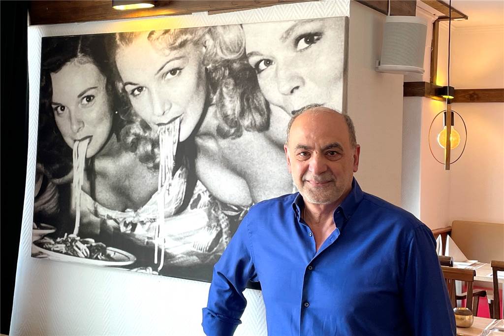 Bekannter Italiener eröffnet Dortmunds erstes Tasting-Restaurant Das Bild von den Spaghetti-Esserinnen begleitet Gerardo de Rosa. Es hängt auch im Vabene Italia in der Thier-Galerie.