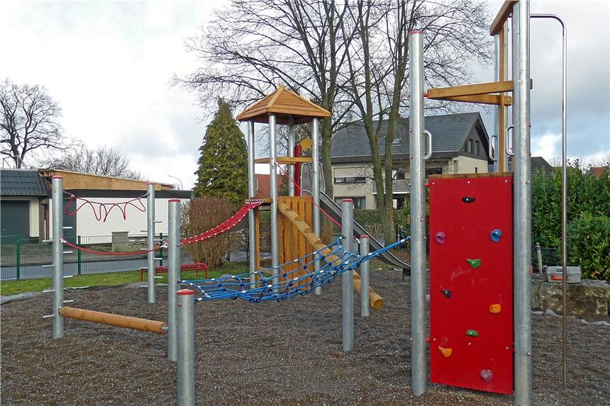 Das plant die Stadt für Olfens Spielplätze Das Bild zeigt beispielhaft, in welche Richtung die Stadt plant: Es soll eine Kombination aus Holz- und Stahlpfosten sowie eine Aufstiegstreppe mit Geländer zur Rutsche ausgeschrieben werden, die dann auch für kleinere Kinder geeignet ist.