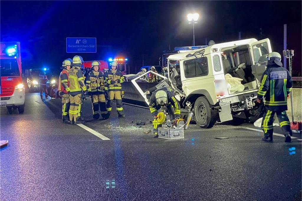 A40 in Bochum: Tödliche Geisterfahrt war Absicht – 54-Jährige hatte auf Autobahn gewendet Das Bild zeigt das Fahrzeug der Falschfahrerin.