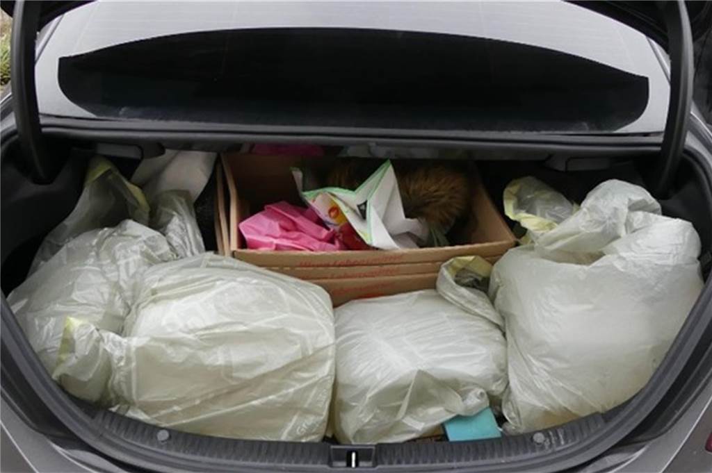 Nach Verhaftung von Heeker Großdealer: Wo wurden die Drogen hergestellt? Das Bild zeigt das Schmuggelfahrzeug mit vier Kanistern mit rund 33 Litern Amphetaminöl. Der Komplize des Heekers steuerte damit in Gronau über die Grenze, ehe er verhaftet wurde.