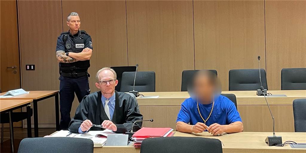 Messerstecher (36) weist Mordabsichten zurück: „Ich wollte den nur anpiksen“ Das Bild zeigt den Angeklagten (vorne rechts) neben seinem Verteidiger Olaf Krekeler.
