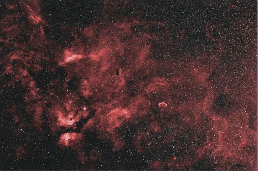 Lichter am Nachthimmel über Selm: Diese Himmelskörper stecken dahinter Das Bild zeigt den Crescentnebel (NGC6888, Bildmitte, rechts) und den etwas weniger weit entfernten Schmetterlingsnebel (IC1318, linke untere Bildseite).