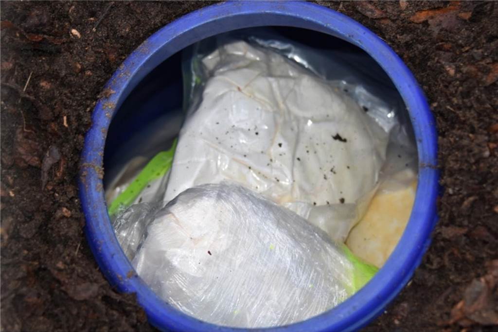 Unterirdisches Drogenversteck im Wald: Heeker Großdealer (36) verhaftet Das Bild zeigt den Erdbunker mit ca. 13 Kilogramm Amphetamin-Paste.