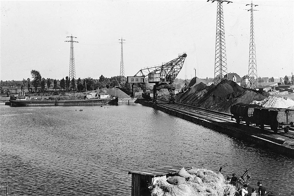Das Bild zeigt den Preußenhafen um 1930.