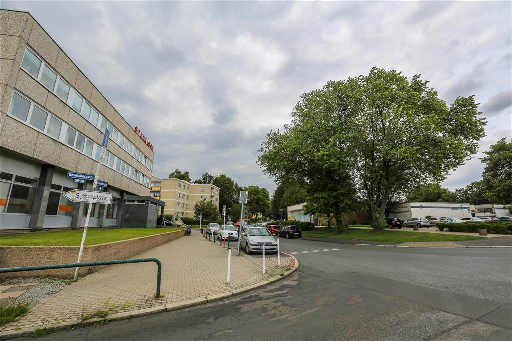 Ladenzeile in Schüren ist endgültig abgerissen Das Bild zeigt die Gevelsbergstraße Ecke Bergparte im Juli 2015. Links ist das alte Gebäude der Sparkasse zu erkennen, rechts steht noch die alte Ladenzeile.