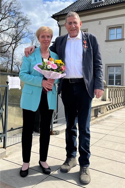 Initiative gegen globale Armut: Bundespräsident würdigt Dr. Ulrich Weber Das Bild zeigt Dr. Ulrich Weber (78) mit seiner Ehefrau Dr. Ursula Görlich (73)