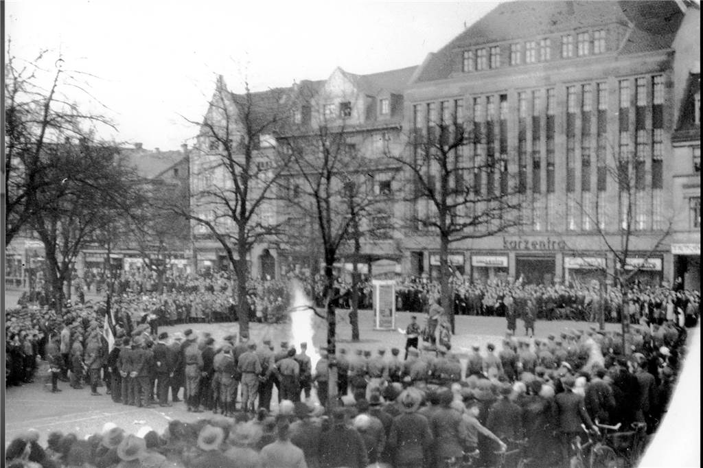 Das Bild zeigt eine Bücherverbrennung auf dem Marktplatz in Aplerbeck.