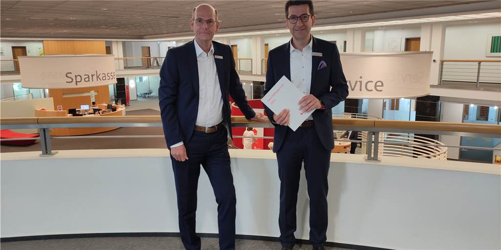 Sparkasse an der Lippe: Vorstand mit leichtem Gewinn 2021 zufrieden Das Bild zeigt Heiko Rautert (r.), Vorstandsvorsitzender der Sparkasse an der Lippe, und seinen Vorstandskollegen Martin Abdinghoff in dem Geldinstitut in der Lüner Innenstadt.
