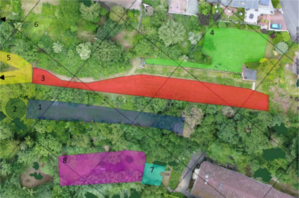 Das Bild zeigt jene Flächen, die mittels Georadar untersucht wurden. Das Feld mit der Nummer eins ist die Gedenkstätte. Das Feld mit der Nummer fünf führt in Richtung des „Kalmenhofs“. Im Messfeld vier, Garten eines Privatgrundstückes, stieß das Team auf vermutlich zahlreiche weitere Massengräber.
