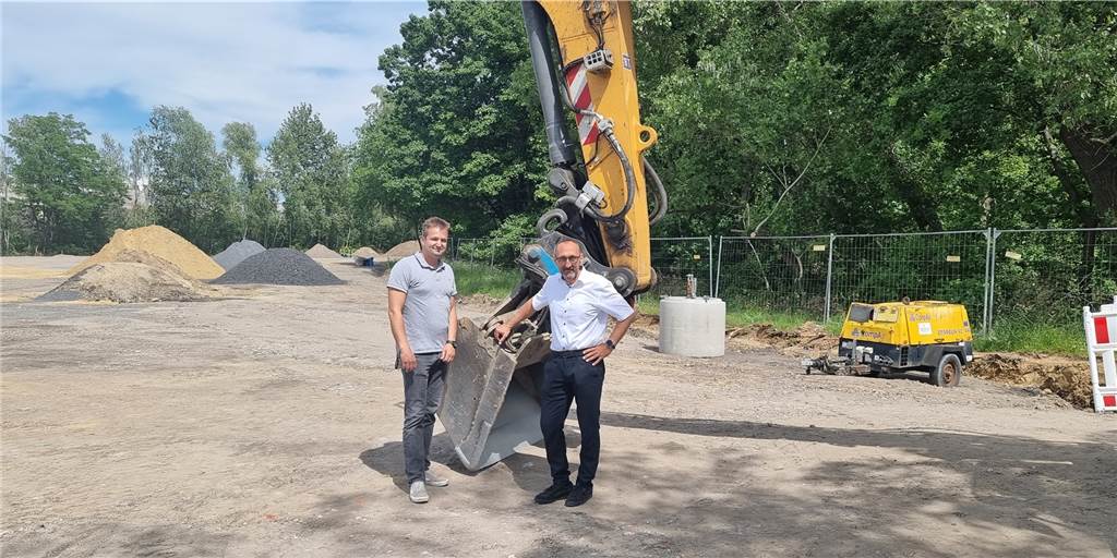 Firmensansiedlung in Brambauer: Komsystec kehrt in alte Heimat zurück Das Bild zeigt Komsystec-Geschäftsführer Steven Kolbe (l.) und WZL-Prokurist Peter Gatzka auf dem Grundstück im Gewerbe- und Industriegebiet Achenbach I/II in Lünen-Brambauer.
