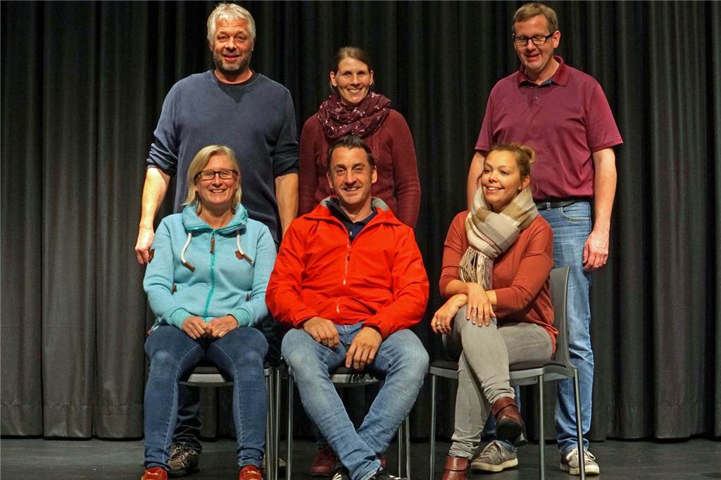 Plattdeutsches Stück in Herbern: Jens Petersens Welt gerät aus den Fugen Das Bild zeigt sechs der sieben Darsteller des neuen Stücks: O. v. l.: Peter Schulze Horn, Veronika Rupke, Kai Nienhaus. U. v. l.: Marion Kraß, Christoph Freise, Swantje Krampe-Steden. Es fehlt Beate Feldkämper.