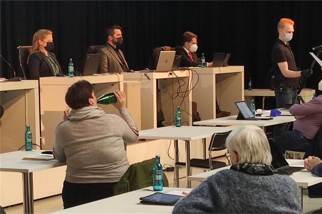 Politik-Professor Holtkamp: Lünens Blockade ist ein „interessanter Fall“ Das Bild zeigt SPD-Fraktionschef Rüdiger Billeb (r.) beim Verlesen der gemeinsamen Erklärung von SPD, CDU, Grünen, FDP und GFL in der Sondersitzung des Stadtrates am Freitag (4. 2.) im Erlebnisreich Campus.