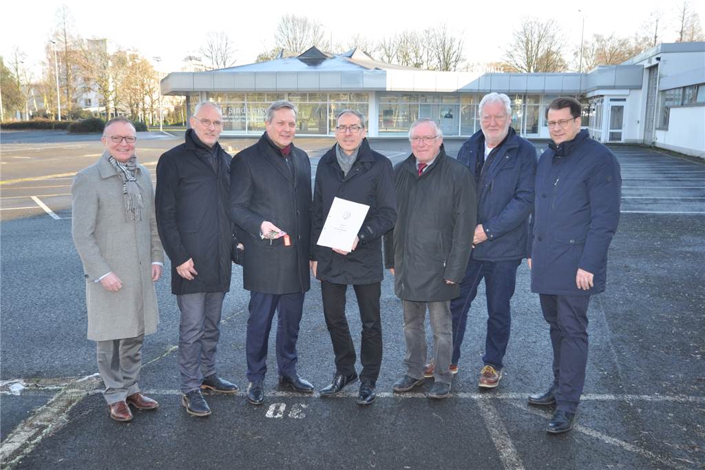 Ex-Mercedes-Fläche gehört dem Bauverein zu Lünen - Geld an Stadt überwiesen Das Bild zeigt unter anderem Bürgermeister Jürgen Kleine-Frauns (3.v.l.) und Andreas Zaremba, Chef des Bauvereins (4.v.l.), auf der ehemaligen Mercedes-Fläche bei der offiziellen Schlüsselübergabe des Grundstücks samt Gebäude.