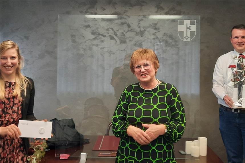 Vize-Bürgermeisterin traute mehr als 100 Paare - Schnapszahlen-Jahr 2022 Das Bild zeigt (v.l.) Abteilungsleiterin Monika Heisterklaus, Vizebürgermeisterin und Ehrenstandesbeamtin Christel Briefs sowie Bürgermeister Tobias Stockhoff. Christel Briefs hat am Dienstag als Ehrenstandesbeamtin in diesem Jahr über 100 Paare getraut.
