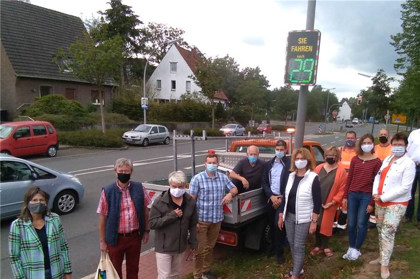 Anwohner sind genervt von jungen Rasern - Messtafeln sollen helfen Das Bild zeigt (v.l.) die Anwohner und Initiatoren für die Anschaffung von zwei Tempomesstafeln an den Straßen Auf der Bovenhorst und Am Wasserturm. Die Nachbarschaft hat die Tafeln in dieser Woche gemeinsam mit Bürgermeister Tobias Stockhoff in Betrieb genommen.