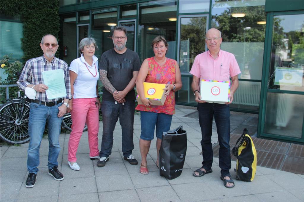 Bürgerbegehren in Lünen: 5460 Unterschriften gegen Klöters-Feld-Bebauung Das Bild zeigt v.l.n.r. die BI-Vertreter Peter Schmidt, Klaudia Funk-Bögershausen, Michael Mentrup, Marina Lorson (Vorsitzende) und Leo Bögershausen vor der Übergabe der Unterschriftenlisten vor dem Rathaus.