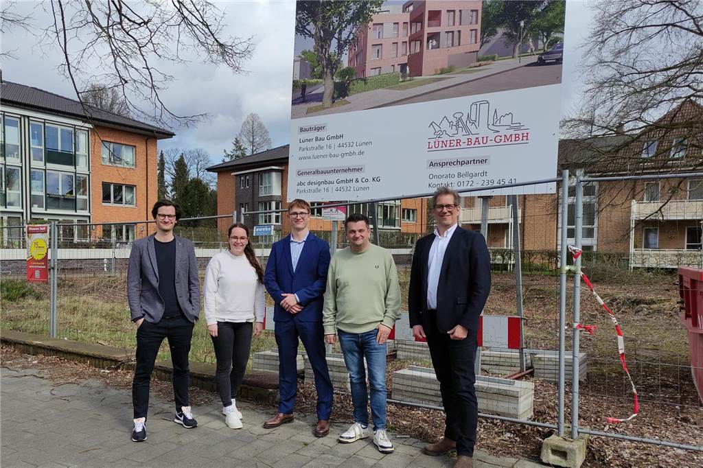 Ex-Mercedes-Fläche in Lünen: Auf Nachbargrundstück entsteht moderne Stadtvilla Das Bild zeigt (v.l.n.r.) vor dem Baugrundstück an der Lange Straße 96: Wojciech Kazmierski und Julia Krause (beide Schreiter Architekten), Onorato Bellgardt und Adam Koscielski (Prokurist und Geschäftsführer Lüner Bau) sowie Architekt Björn Schreiter.