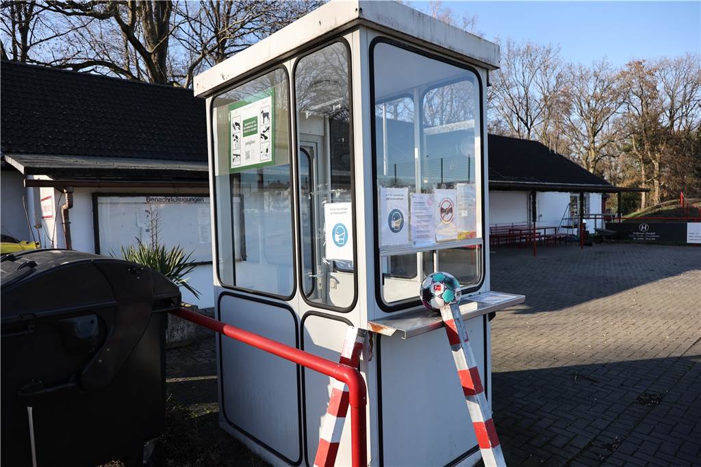 Ein Schwergewicht landet in der Ickerner Glückauf-Kampfbahn Das bisherige Kassenhäuschen in der Glückauf-Kampfbahn ist marode und wird bald ersetzt.