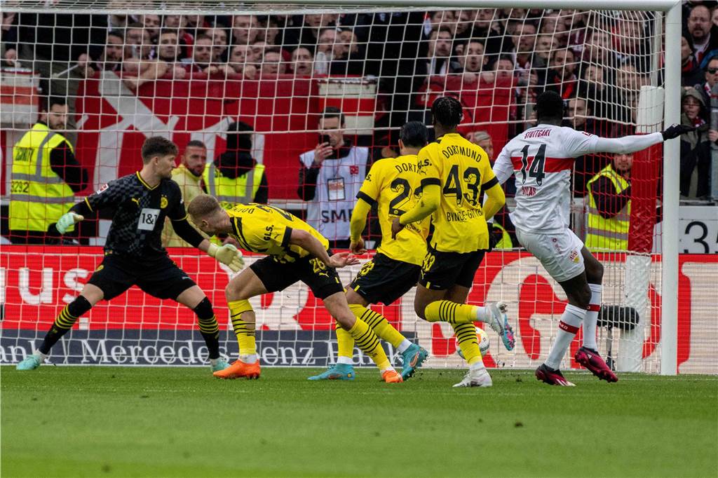 VfB Stuttgart gegen Borussia Dortmund live: So sehen Sie die Bundesliga in TV und Stream Silas Katompa Mvumpa schießt den Ball ins Tor.