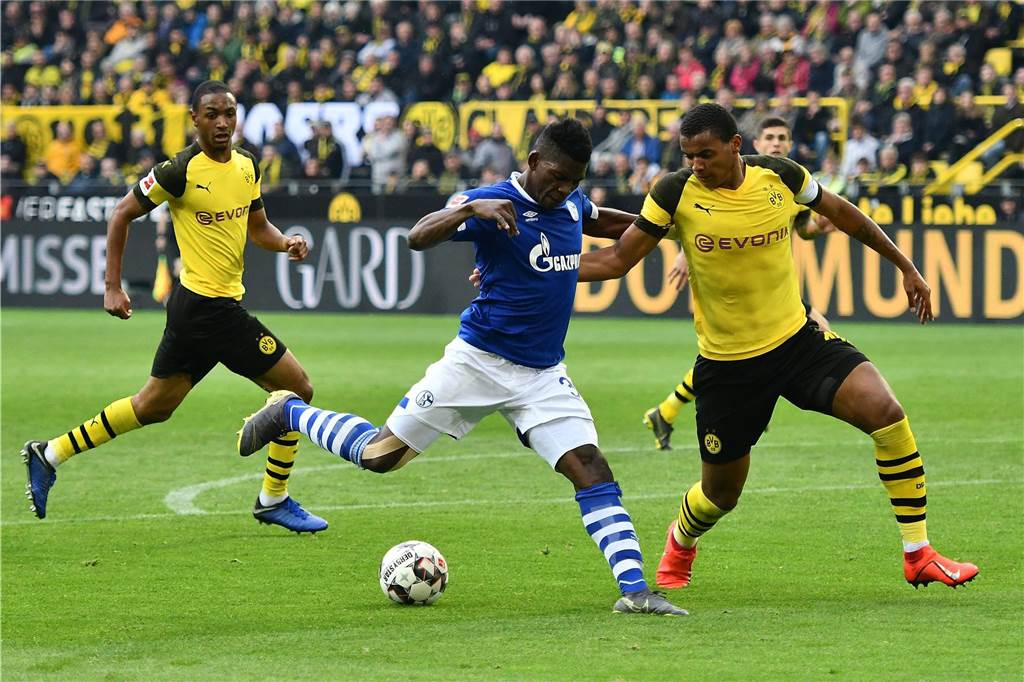 09 Fakten – BVB mit Derbysieg zum Vereinsrekord: Hummels hat neue Bestmarke vor Augen Breel Embolo im Zweikampf mit Manuel Akanji.