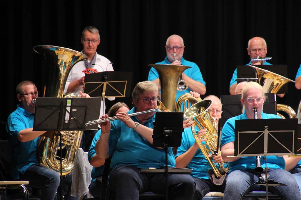 Bläsercorps Werne und 6-Pipes verbreiten Humor und Musikalität Die Musiker des Bläsercorps spielen ihre Instrumente auf der Bühne.