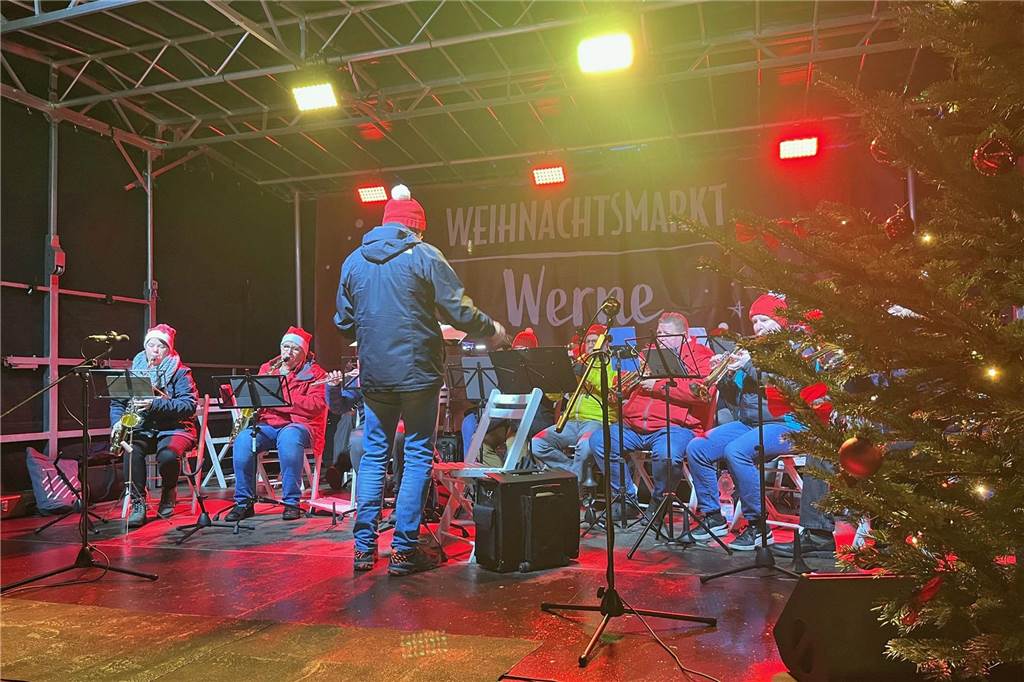 Das Bläsercorps Werne verkürzte die Wartezeit bis zur verspäteten, offiziellen Eröffnung am Freitag gegen 17.30 Uhr.