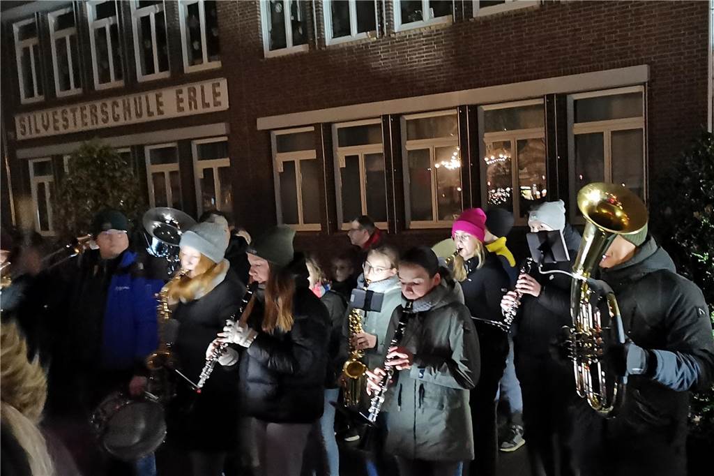 Nikolausumzug: Knecht Ruprecht kommt in Erle nicht zum Einsatz Das Blasorchester der Erler Jäger spielte stimmungsvolle Musik zum Nikolausumzug.