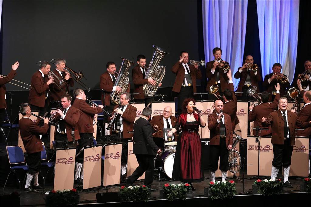 Musik von Klassik über Blasmusik bis Tango am Schloss Raesfeld Das Blasorchester mit Ernst Hutter & Die Egerländer Musikanten.