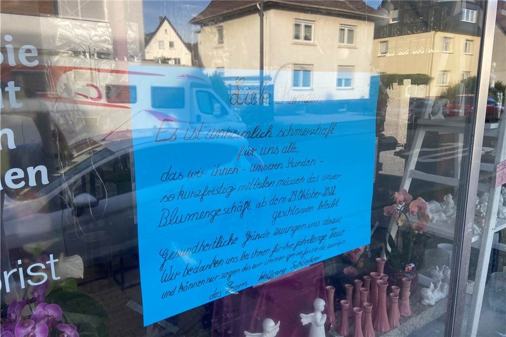 Ära endet nach 73 Jahren: Blumen Schlieker muss schließen Blaues Schließungsschild im Schaufenster bei Blumen Schlieker