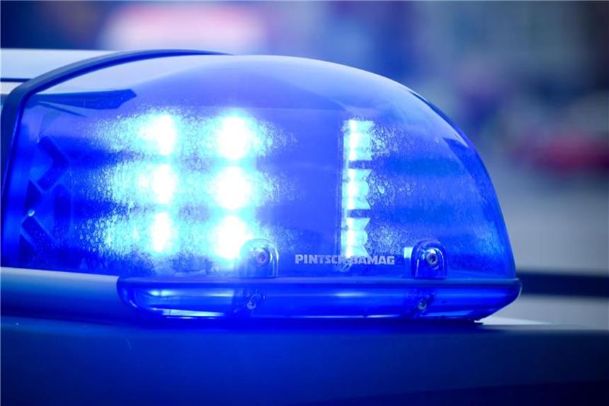 Nach Raubserie: 14-jähriger Intensivtäter in U-Haft Das Blaulicht an einem Polizeiauto. Foto: Patrick Pleul/Archiv