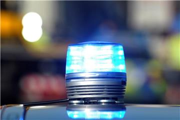 Das Blaulicht eines Polizeiwagens: In Italien hat ein Mann aus dem Auto heraus auf Menschen geschossen. Foto: Stefan Puchner/Archiv