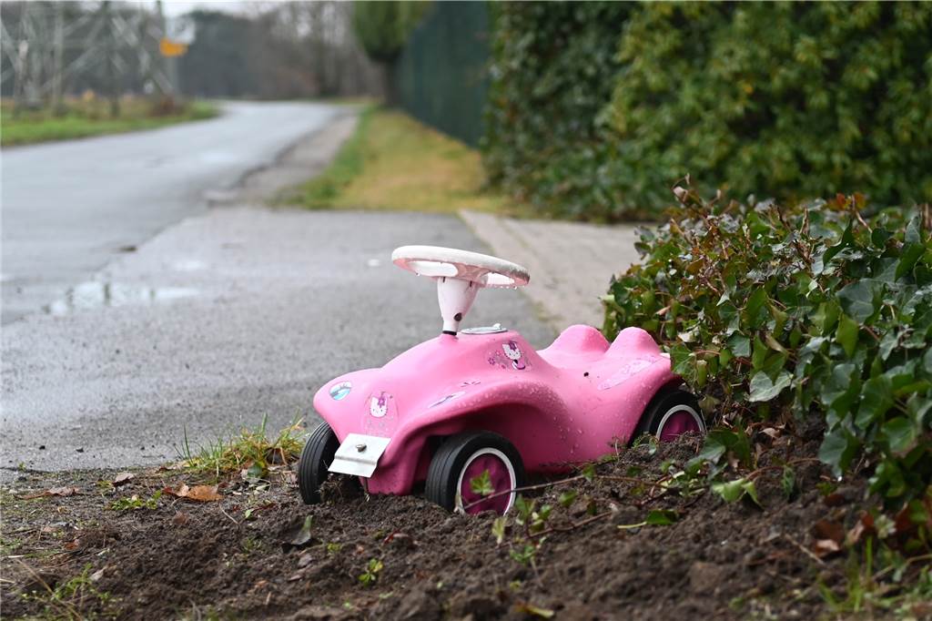 Anlieger verzweifeln an Rasern: „Autofahrer zeigen uns einen Vogel“ Das Bobbycar an der Grundstückseinfahrt signalisiert: Hier wohnen Kinder.
