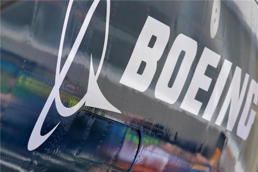 Boeing vertagt Entscheidung über neuen Passagierjet Das Boeing Logo auf dem Flugzeug Boeing 737 MAX 7. Foto: Elaine Thompson/AP