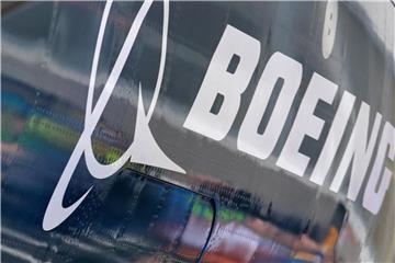 Das Boeing Logo auf dem Flugzeug Boeing 737 MAX 7. Foto: Elaine Thompson/AP
