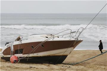 Das Boot des Vorstandsvorsitzenden von Quiksilver, Agnes, liegt am Strand. Foto: AP/dpa