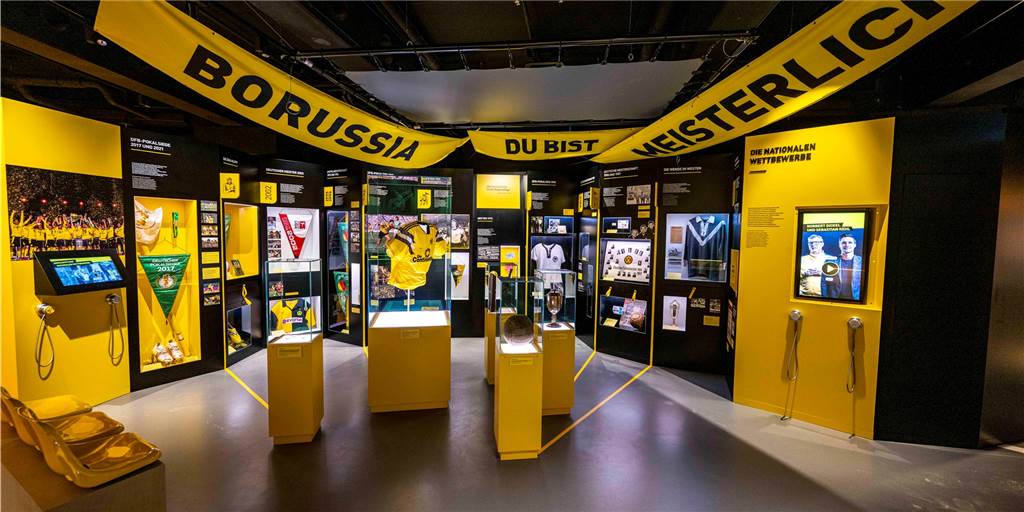 Vitrinen zeigen Exponate im Borusseum.