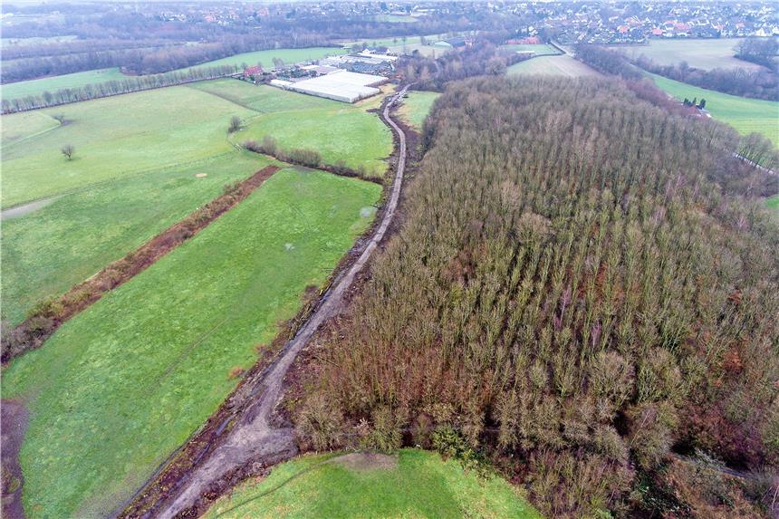 Das Brandheide-Gelände aus der Luft: Oben über dem Waldstück erkennt man den Sportplatz des FC Frohlinde und die Tennisanlage vom TC Grün-Weiß, dahinter die Siedlungsfläche in Frohlinde. Links oben verläuft die Merklinder Straße, wo die alte Gärtnerei Gregg zu erkennen ist. Rechts daneben verläuft eine Baustraße auf das Gelände. 