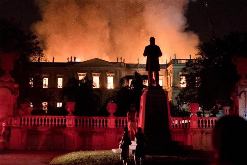 Nationalmuseum in Rio bei Großbrand zerstört Das brasilianische Nationalmuseum in Rio de Janeiro stand in der Nacht in Flammen. Foto: Leo Correa