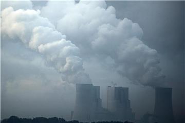 Das Braunkohlekraftwerk Neurath ragt aus dem Morgennebel. Foto: Federico Gambarini/Archiv