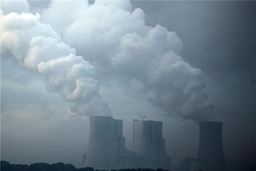 Strengere EU-Auflagen für Kohlekraftwerke Das Braunkohlekraftwerk Neurath soll von den strengeren EU-Auflagen besonders betroffen sein. Foto: Federico Gambarini