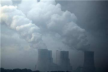 Das Braunkohlekraftwerk Neurath soll von den strengeren EU-Auflagen besonders betroffen sein. Foto: Federico Gambarini