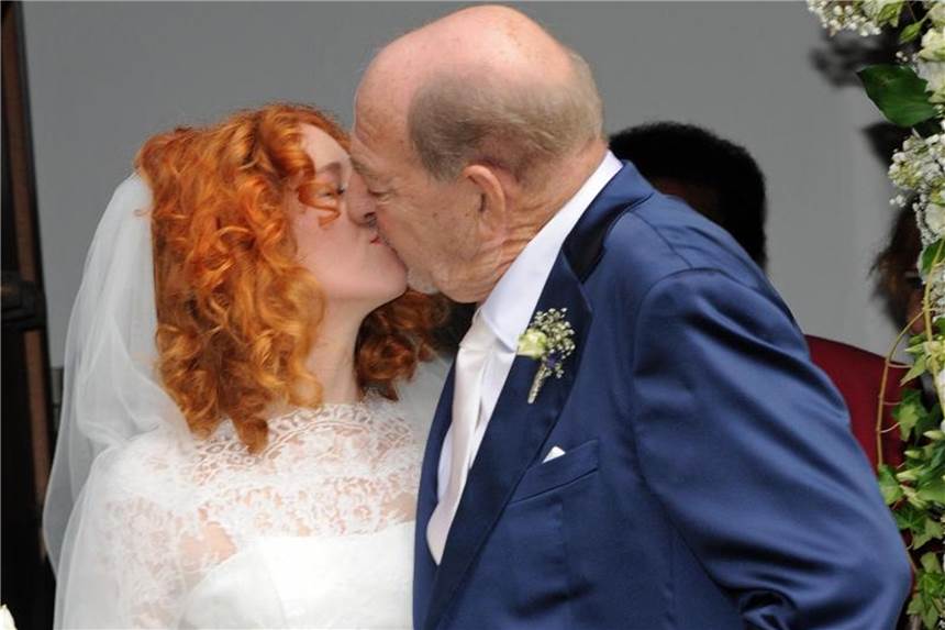 Komponist Ralph Siegel zum vierten Mal verheiratet Das Brautpaar aus Ralph und Laura Siegel küsst sich nach der Trauung vor der Thomaskirche. Foto: Ursula Düren