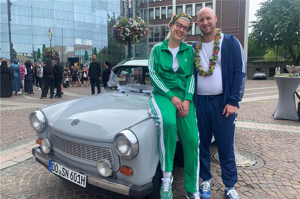 Susanne und Norman heiraten im Trainingsanzug Das Hochzeitspaar vor dem Dortmunder Standesamt.