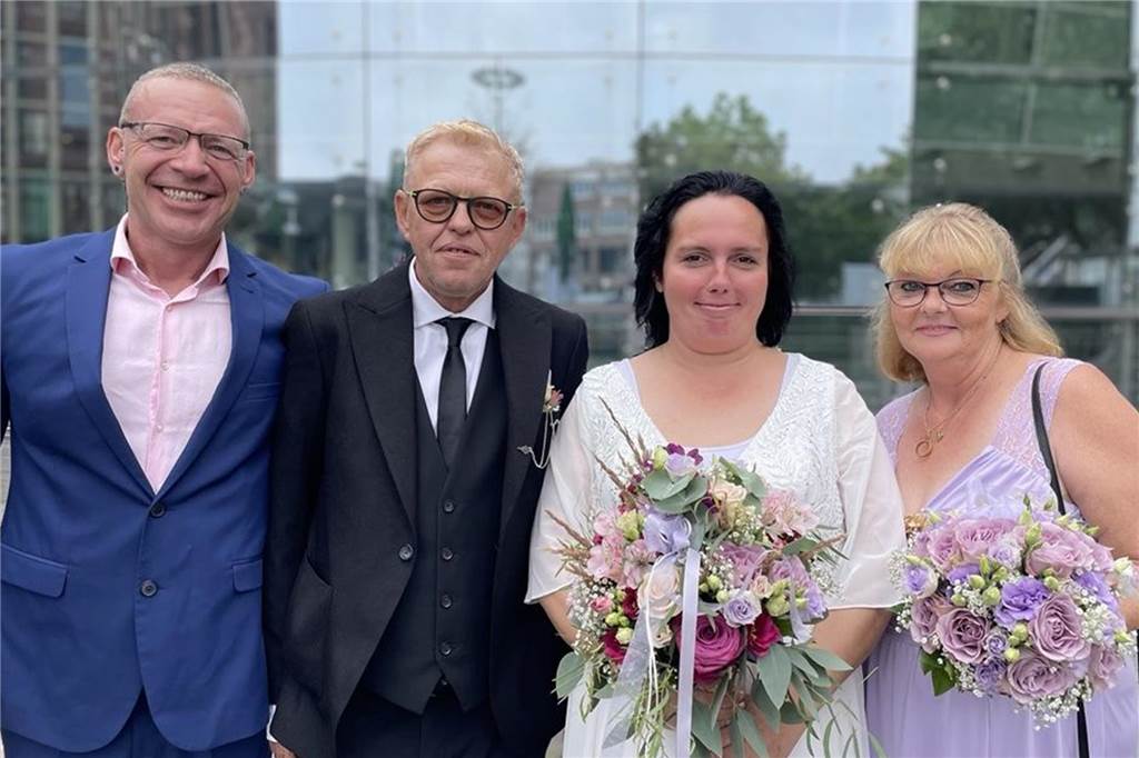 20 Jahre Altersunterschied: Dirk und Stephanie haben geheiratet Das Brautpaar mit seinem Trauzeugen Sven Gietemann (links) und seiner Trauzeugin Martina Simon (rechts).