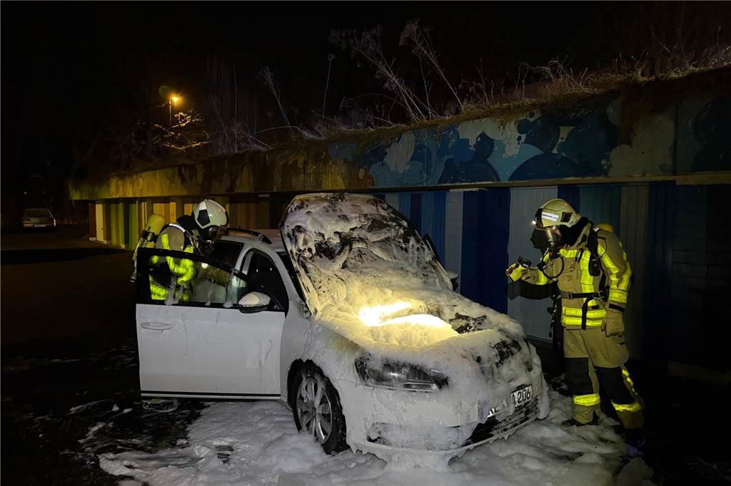 Mann bei nächtlichem Wohnungsbrand in Hervest schwer verletzt Feuerwehr löscht brennendes Auto