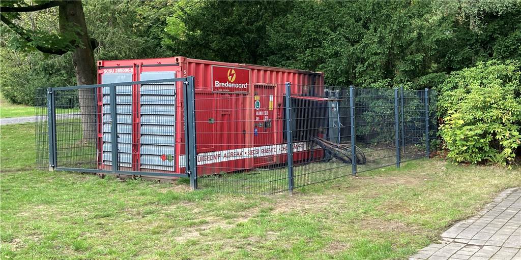 Abgebranntes Notstromaggregat soll Donnerstag (22.9.) ausgetauscht werden Brandspuren an einem Notstromaggregat in einem roten Container.